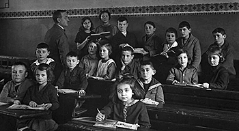 jüdischer Volksschullehrer mit seinen jüdischen Schülern in den 1930er Jahren