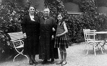 Ruth mit ihrer Mutter und Großmutter